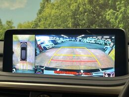 【パノラミックビューモニター】専用のカメラにより、上から見下ろしたような視点で360度クルマの周囲を確認することができます☆死角部分も確認しやすく、狭い場所での切り返しや駐車もスムーズに行えます。
