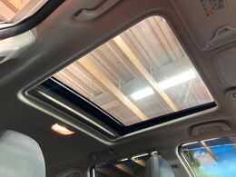 【サンルーフ】開放感たっぷりの希少装備、サンルーフが装着されています！車内に明かりを取り入れたり景色を楽しむ以外にも、車内の空気も簡単に換気できて快適です！