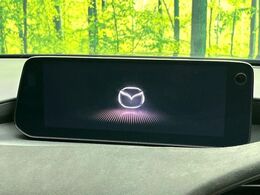 【10.25インチマツダコネクト】車内の雰囲気にマッチした大型ディスプレイ。スマホ接続でのナビ使用やBluetooth再生等、様々な機能が楽しめます。直感的なダイヤル操作が可能で、使い勝手も良好です。