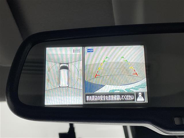 【全方位モニター】まるでクルマを真上から見下ろしたかのような視点で駐車をサポートします！クルマの斜め後ろや真横など、前後左右の4つのカメラの映像が合成されて、モニターに映し出されます。