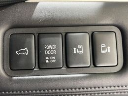 【両側パワースライドドア】スマートキーや運転席のスイッチで後席両側スライドドアの開閉が可能♪電動だから力を入れてドアを開ける必要が無く、小さなお子様でも簡単に開け閉めでき快適です♪