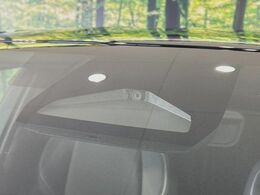 【プリクラッシュセーフティ】前方の車両等を検知し、衝突しそうな時は警報で注意を促し、ブレーキを踏む力をサポート。ブレーキを踏めなかった場合は衝突被害軽減ブレーキが作動、衝突回避をサポートします。