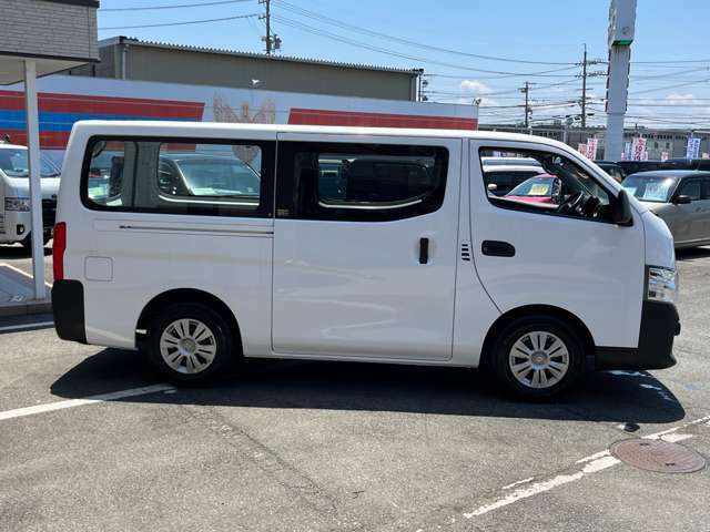 走行8.9万キロ★日産オリジナルナビ7型ワイド★衝突軽減ブレーキ★ふらつき防止★ライトレベリング★ETC★ベンチシート★フルフラットシート★キーレス★積載量1200kg★荷物を沢山運ぶのに大変便利★