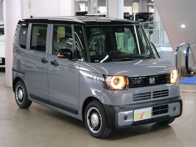 雨が降ってもゆったりと車選びができる全天候型立体展示場！エスカレーター完備！