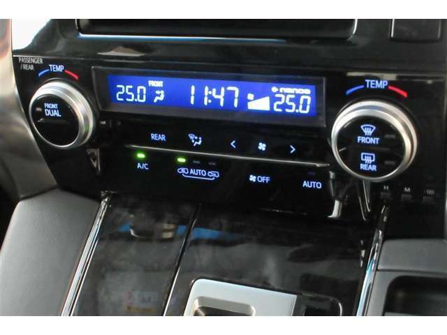 左右独立温度コントロールフルオートエアコンです。運転席、助手席それぞれで独立して温度設定ができます。冷え性の方が乗っても安心ですね♪