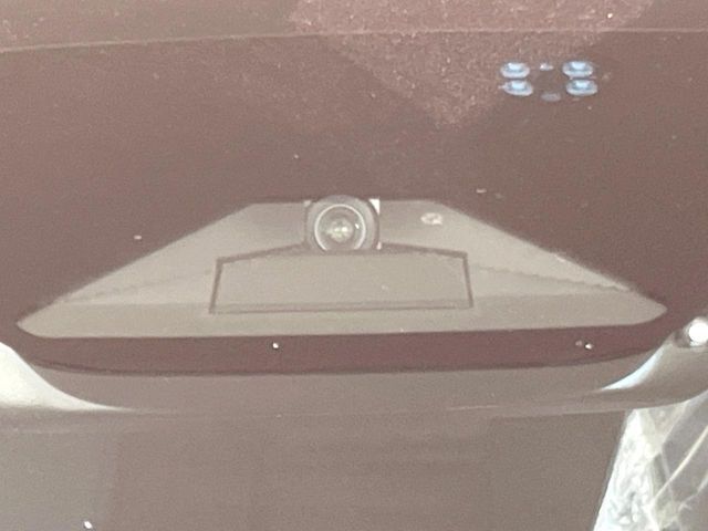 【ホンダセンシング】走行中に前方の車両等を認識し、衝突しそうな時は警報とブレーキで衝突回避と被害軽減をアシスト。より安全にドライブをお楽しみいただけます。