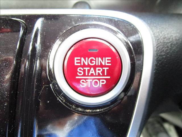エンジンスタートはこのボタンをワンプッシュ。