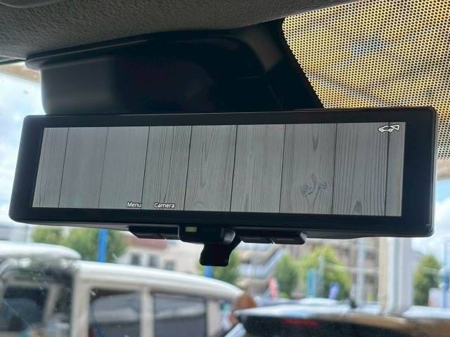 【デジタルインナーミラー】を搭載しております。液晶モニターで後方確認ができますので、荷物や乗車人数に関係なく後方確認ができ、夜間の視認性も良く、運転者が変わっても調整不要可です！