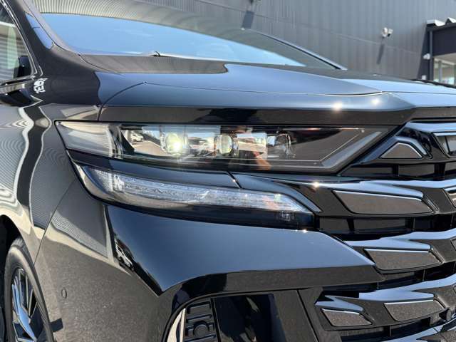 【オートマチックハイビーム】ハイビームを使用中に、対向車を感知すると自動的にロービームへ切り替わります！対向車が居なくなるとまた自動でハイビームへ切り替わります！効果的に使用でき、便利な機能です！！