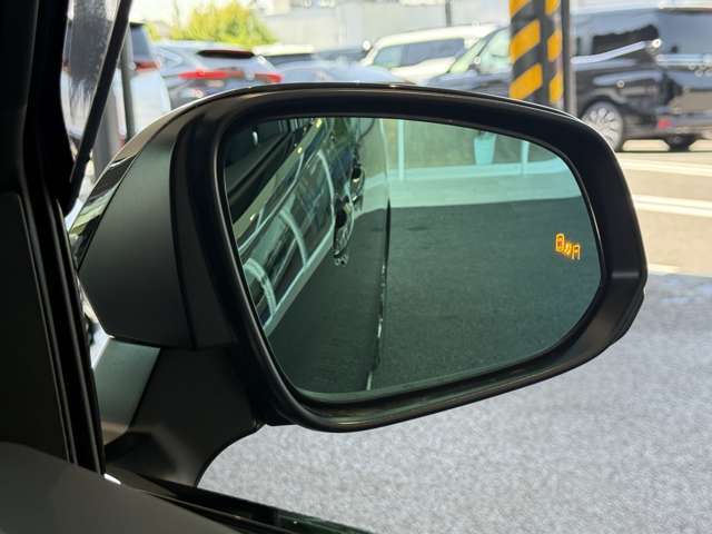 【ブラインドスポットモニター】サイドミラーに映らない死角に車両がいる場合、サイドミラーに設置されたマーカーが光って危険をお知らせします！安全装置も多数装備されておりますので、ご安心してお乗り下さい。