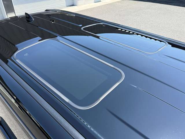 【ツインムーンルーフ】開放感たっぷりのツインムーンルーフが装着されています！車内に明かりを取り入れたり景色を楽しむのに、最適です！遮光シェードが装備されておりますので、夏の暑い日でも快適に使えます！