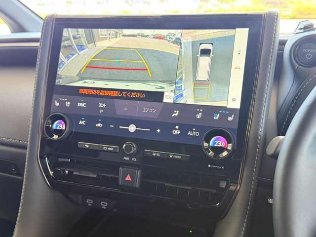【全周囲カメラ】全周囲カメラがついているので駐車が苦手の方でも安心して後退可能です！ガイドラインも表示されます！クリアランスソナーと合わせて、カメラ映像と音で周囲を確認しながら駐車が可能です！