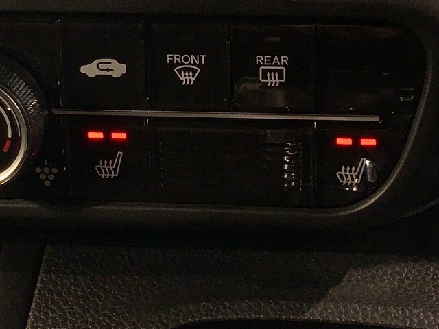 フロント両席にはシートヒーターが付いています！寒い日に便利な装備ですね。