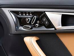 電動パワーシートですので運転中のシート調節も安全に行えます。背もたれの角度や座面の位置、ランバーサポートなどを微調整も可能ですのであなただけのドライビングポジションをメモリーに保存できます。