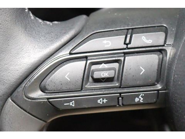 ステアリングスイッチを装備。　オーディオなどの操作が手元で出来るので安全で便利です。