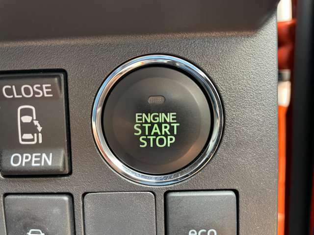 付いてて便利！とても人気の高い装備のスマートキーシステム。　キーを携帯しているだけで、ドアロックの開閉並びにエンジンの始動が可能な装備です。プッシュスタートですのでエンジンの始動もボタンを押すだけです