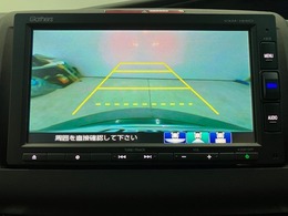 後退時に車両の後ろ側をモニター画面に表示します。車庫入れが苦手な人もこれで安心♪