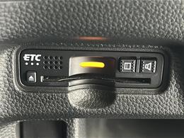 【ETC】有料道路を利用する際に料金所で停止することなく通過できる、ETC車載器（ノンストップ自動料金収受システム機器）が装備されています。セットアップを行うことで利用可能になります。