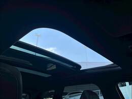 開放感あふれるドライブをお楽しみいただけるサンルーフを装備。天気の良い日にサンルーフを開けると気分が高まりますね！