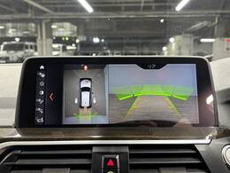 【全方位モニター】 クルマを上空から見下ろしているかのように、直感的に周囲の状況を把握できます。