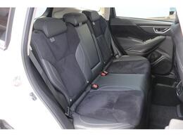 ゲストも寛げるリヤシートはリクライニング機能付き