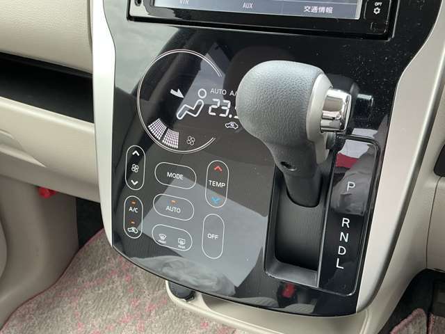 タブレット端末のような先進的な操作性をもつ、これまでなかったエアコンです。手が届きやすい位置に大型のタッチスイッチを配置し、使い勝手を高めています。