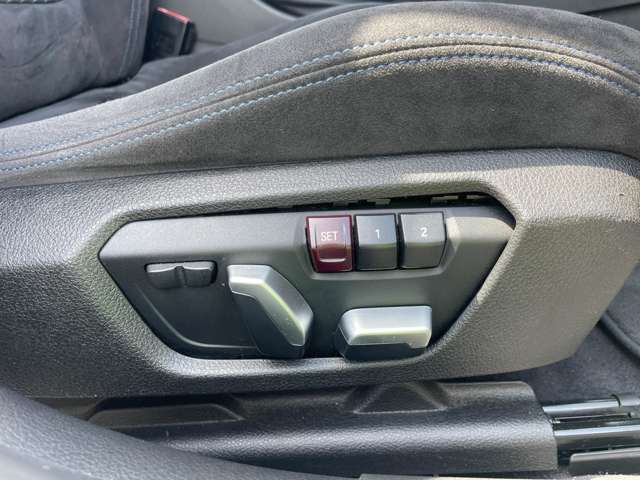 運転席はメモリー付きパワーシート！