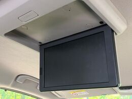 【フリップダウンモニター】大画面モニターで後席でもエンタメをお楽しみいただけます。小さなお子様にも大人気の装備です♪