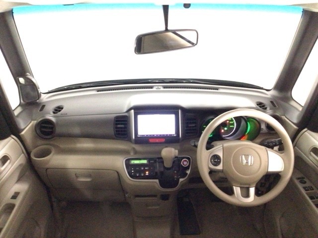 【前方視界】開放的な前方視界！運転がしやすく疲れにくいです♪窓が大きく、見通しがとっても良いおクルマですよ♪