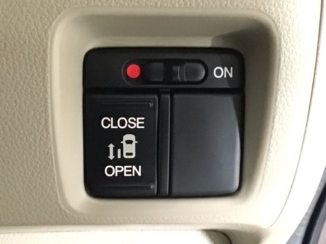 【パワースライドドア】助手席側がパワースライドドアになっており、運転席のスイッチやスマートキーでも開閉が可能です！開口部も広いので乗り降りも楽々♪