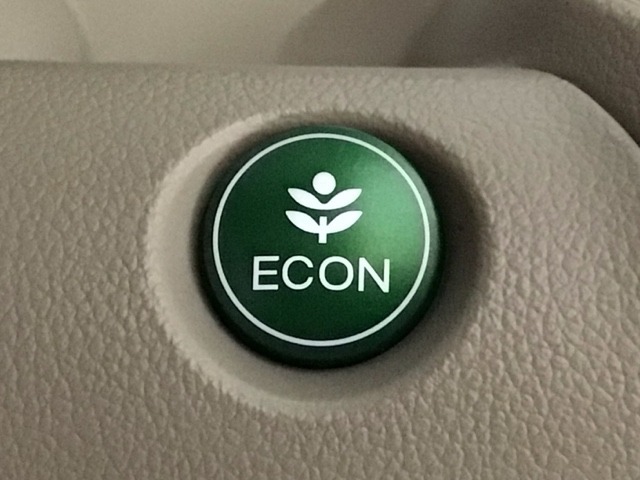 ★ECONスイッチ★　エコドライブを加速しよう！スイッチをONにすると、運転の仕方によるロスを抑え込み燃費をよくするようクルマが頑張ります（＊＾ー＾＊）燃費向上にチャレンジ♪