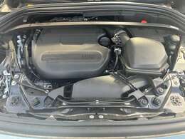 エンジンルームは前オーナー様の丁寧な使用感を感じられる状態です。オイルの滲みや漏れ等は当然なく、お渡し前にもしっかりとした点検整備を実施致します。