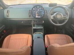 運転席及び助手席におかけになっている瞬間をイメージしてみてください。重厚感のある室内空間は外からの音を遮断し、唯一のプライベート空間を演出しております。