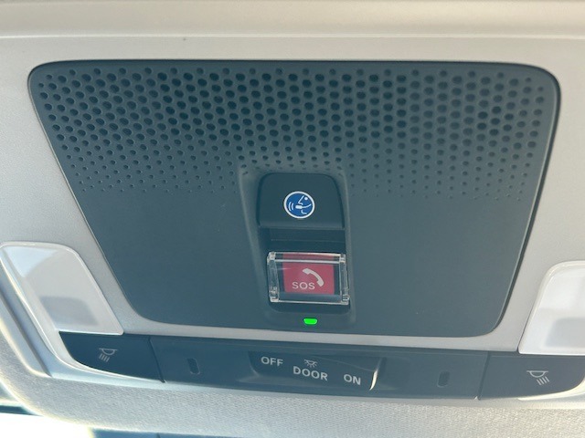 【Honda CONNECT】万が一の時、車と緊急サポートセンターがボタン一つでつながります。さらに、エアバックが展開したときは自動で通報します。