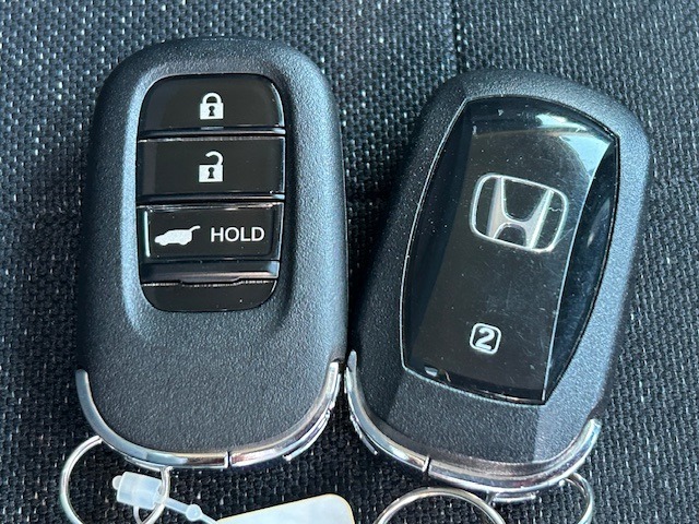 スマートキーは携帯しているだけで、ドアの施錠、解錠、エンジンの始動ができます。