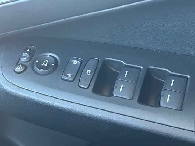 運転席窓操作部スイッチの画像です。