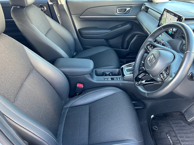 乗り心地の良いフロントシートです。足回りも広々としておりますので、長時間の運転も疲れづらいですよ。