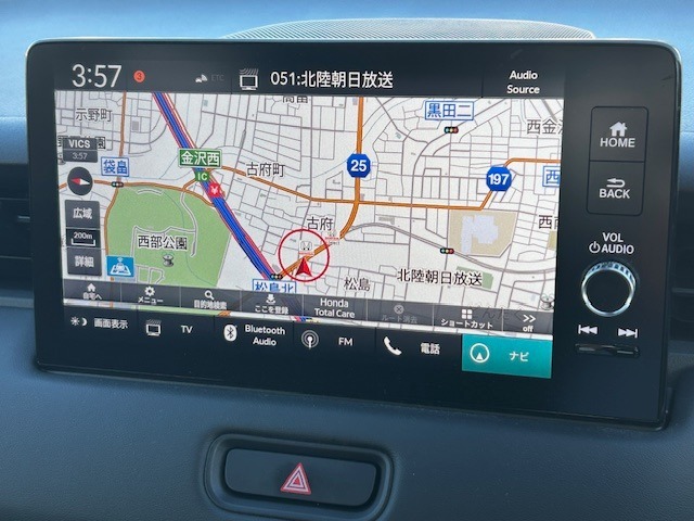 お出かけの際に安心のナビ付です☆バックカメラ機能で駐車もスムーズに行えます。