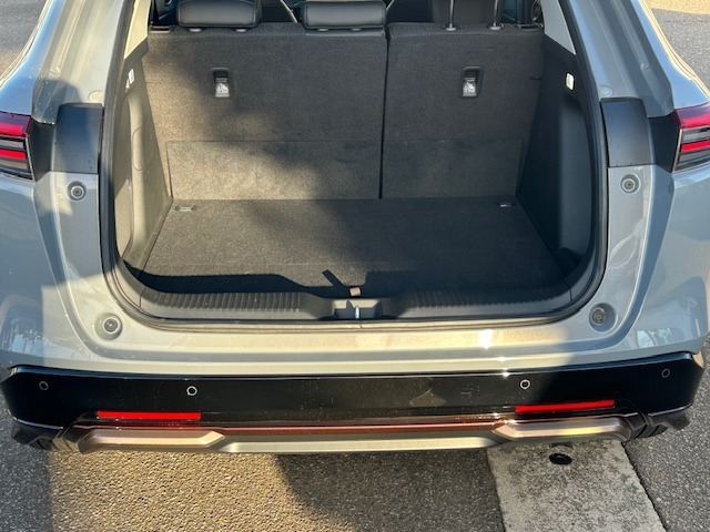 広々としたラゲッジスペースです。リアシートを倒せば大きな荷物も載せられます☆