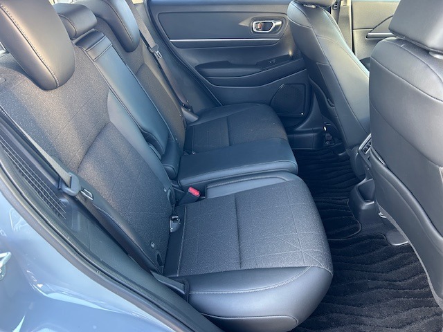 リアシートも前席同様広々としておりますので、後部座席にお乗りの方も快適に過ごして頂けます。