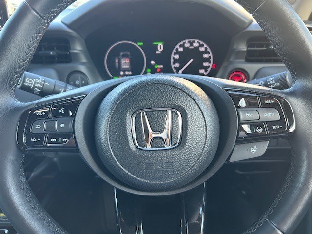 ハンドル左側にはオーディオコントローラーがついております。右側にはクルーズコントロール機能などのボタンがついており、高速道路走行時の負担を軽減します。