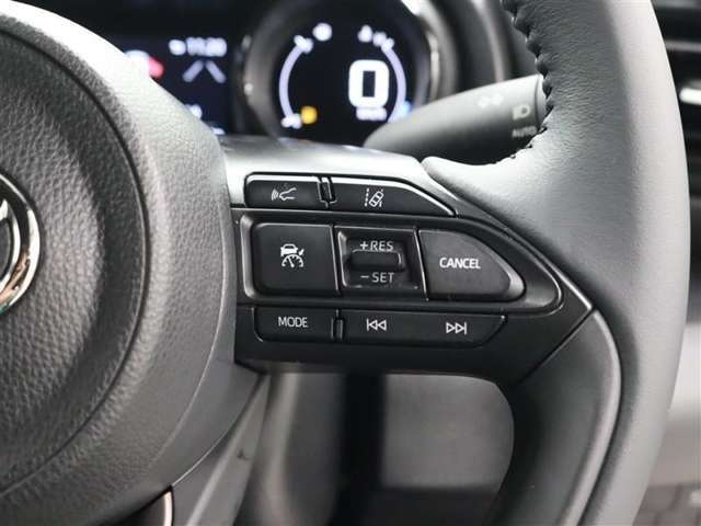 レーダークルーズコントロール使用時に、同一車線内中央を走行できるよう操舵を支援するレーントレーシングアシスト［LTA］が装着されています。
