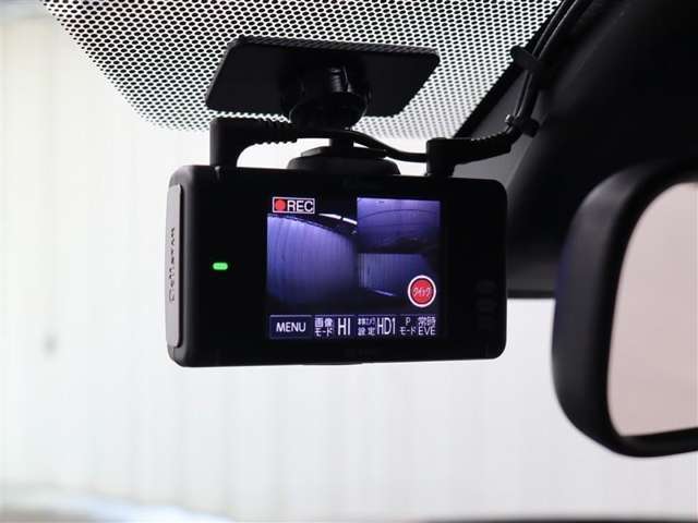 交通事故処理の迅速化等、運転中の「万が一」を記録してくれ、もしもの時も心強いドライブレコーダーを装備しています。