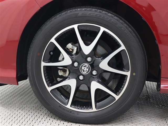メーカーオプションの16インチアルミホイール(切削光輝+ブラック塗装/センターオーナメント付)を装着しています。タイヤサイズ185/55R16