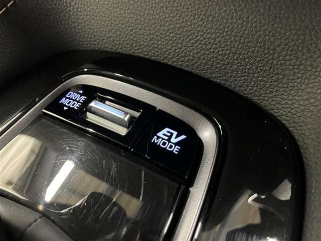 EVドライブモードで、エンジン音や排気ガスを気にすることなく走れます。早朝・深夜や屋内の駐車場などで重宝しますよ♪