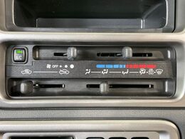 寒い冬も暑い夏も全席に快適な空調を届けてくれる、ダイヤル式エアコンを装備♪