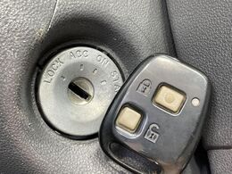 【キーレス】少し離れた場所からでもボタン一つでドアの開錠・施錠ができるのでとっても便利！ドアの鍵穴周りに傷をつけることもありません♪