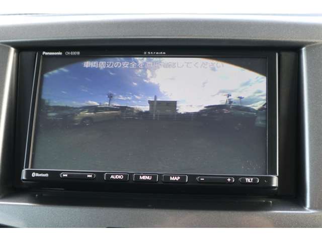 シフトをRの位置に入れると、車両後方の映像が映し出されます。車庫入れやバック駐車に便利です。