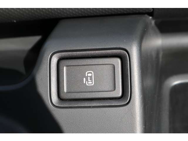 運転席からでも助手席側の電動スライドドア開閉が可能です。