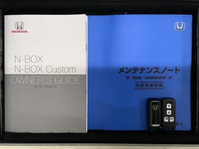 スマートキーは鍵をバッグに入れたままでもドアロックの開閉やエンジンのON・OFFができます。夜間や雨の日も鍵を探さなくて良いので便利です。